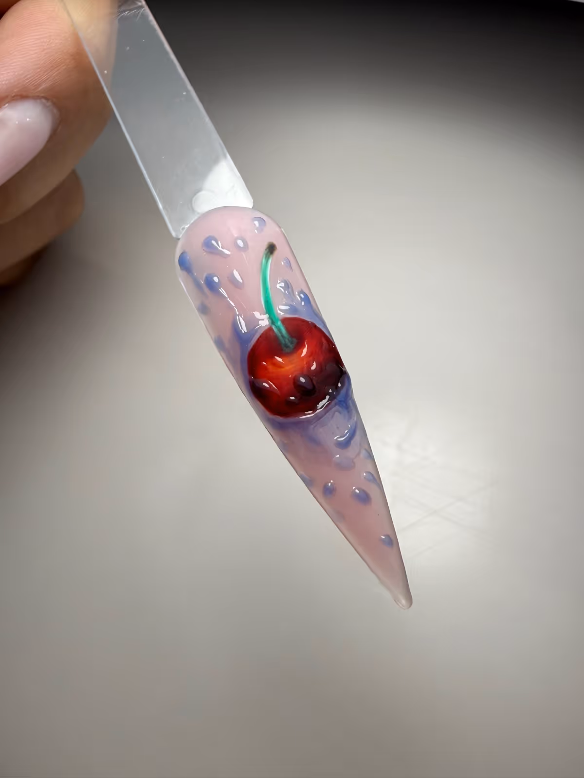 ציפורן בודדת לתרגול עם דובדבן תלת־ממדי